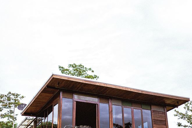Een modern gebouw met een houten gevel en grote ramen.