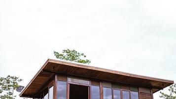 Een modern gebouw met een houten gevel en grote ramen.
