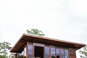 A modern building with a wooden exterior and large windows. - Cheiwlan Camp & Resort (Ban Ta Khun)