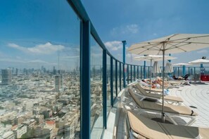 Outdoor pool - Magnificent Seaside Panorama Stay by Sea N' Rent (Tel Aviv)