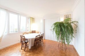 Room - Apartment near Pont de Grenelle (Paris)