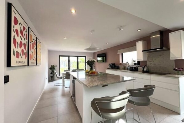 Room - Luxury Family Home in Central Windsor with Large Garden, Games Room & Parking (Windsor)