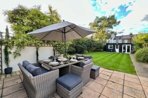 Unclassified image, 4 of 10, button - Luxury Family Home in Central Windsor with Large Garden, Games Room & Parking (Windsor)