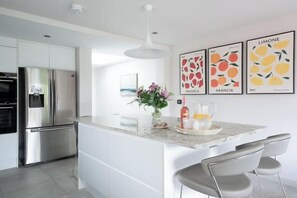 Room - Luxury Family Home in Central Windsor with Large Garden, Games Room & Parking (Windsor)