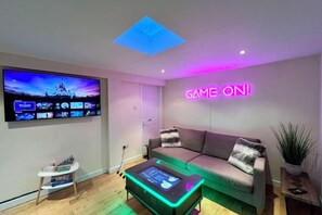 Unclassified image, 2 of 10, button - Luxury Family Home in Central Windsor with Large Garden, Games Room & Parking (Windsor)