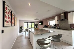 Room - Luxury Family Home in Central Windsor with Large Garden, Games Room & Parking (Windsor)