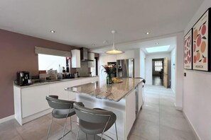 Room - Luxury Family Home in Central Windsor with Large Garden, Games Room & Parking (Windsor)