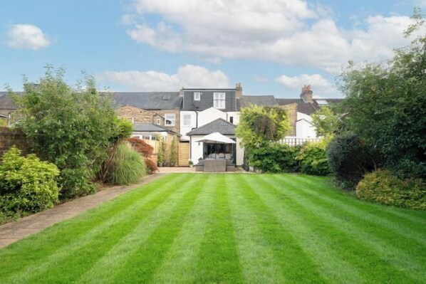 Garden - Luxury Family Home in Central Windsor with Large Garden, Games Room & Parking (Windsor)