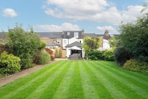 Garden - Luxury Family Home in Central Windsor with Large Garden, Games Room & Parking (Windsor)
