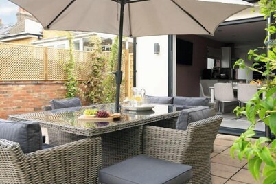 Luxury Family Home in Central Windsor with Large Garden, Games Room & Parking