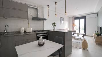 Appartamento | Cucina privata | Frigorifero, microonde, forno, piano cottura