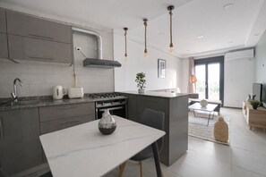 Appartement | Privékeuken | Een koelkast, een magnetron, een oven, een kookplaat