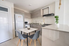 Apartment | Private kitchen | Fridge, microwave, oven, stovetop - Spacieux Appartement a Dely Brahim (Algiers)