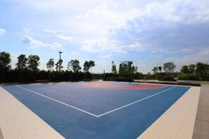 Sports court - Muji Home Design with Balcony and Nice Swimming Pool View at Cyberjaya by Cloud Host (Cyberjaya)