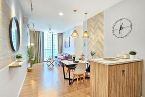 Room - Muji Home Design with Balcony and Nice Swimming Pool View at Cyberjaya by Cloud Host (Cyberjaya)