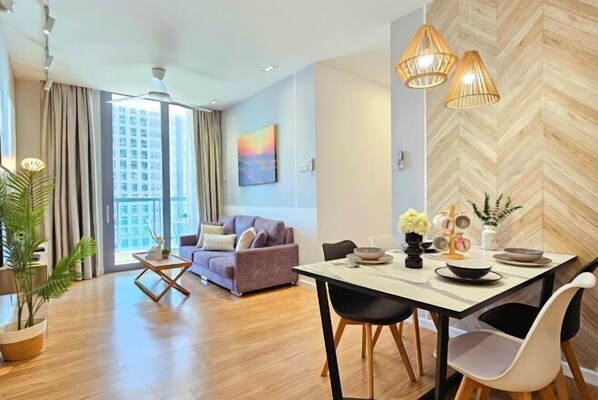 Room - Muji Home Design with Balcony and Nice Swimming Pool View at Cyberjaya by Cloud Host (Cyberjaya)