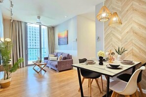 Room - Muji Home Design with Balcony and Nice Swimming Pool View at Cyberjaya by Cloud Host (Cyberjaya)
