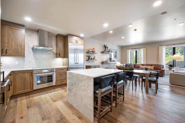 冷蔵庫、電子レンジ、オーブン、コンロ