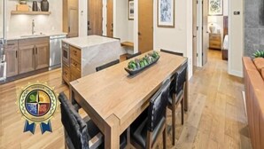 Une cuisine spacieuse dotée d’appareils électroménagers modernes, d’armoires en bois et d’un îlot central en marbre.