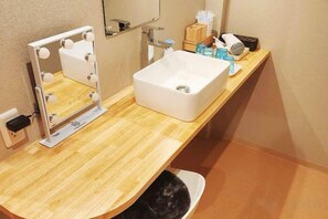 A bathroom with a sink, mirror, and vanity. - Tamatsukan/Namba 6mins/Universal Studio 37 mins/Tsuruhashi 7mins/Nara30min (Osaka)