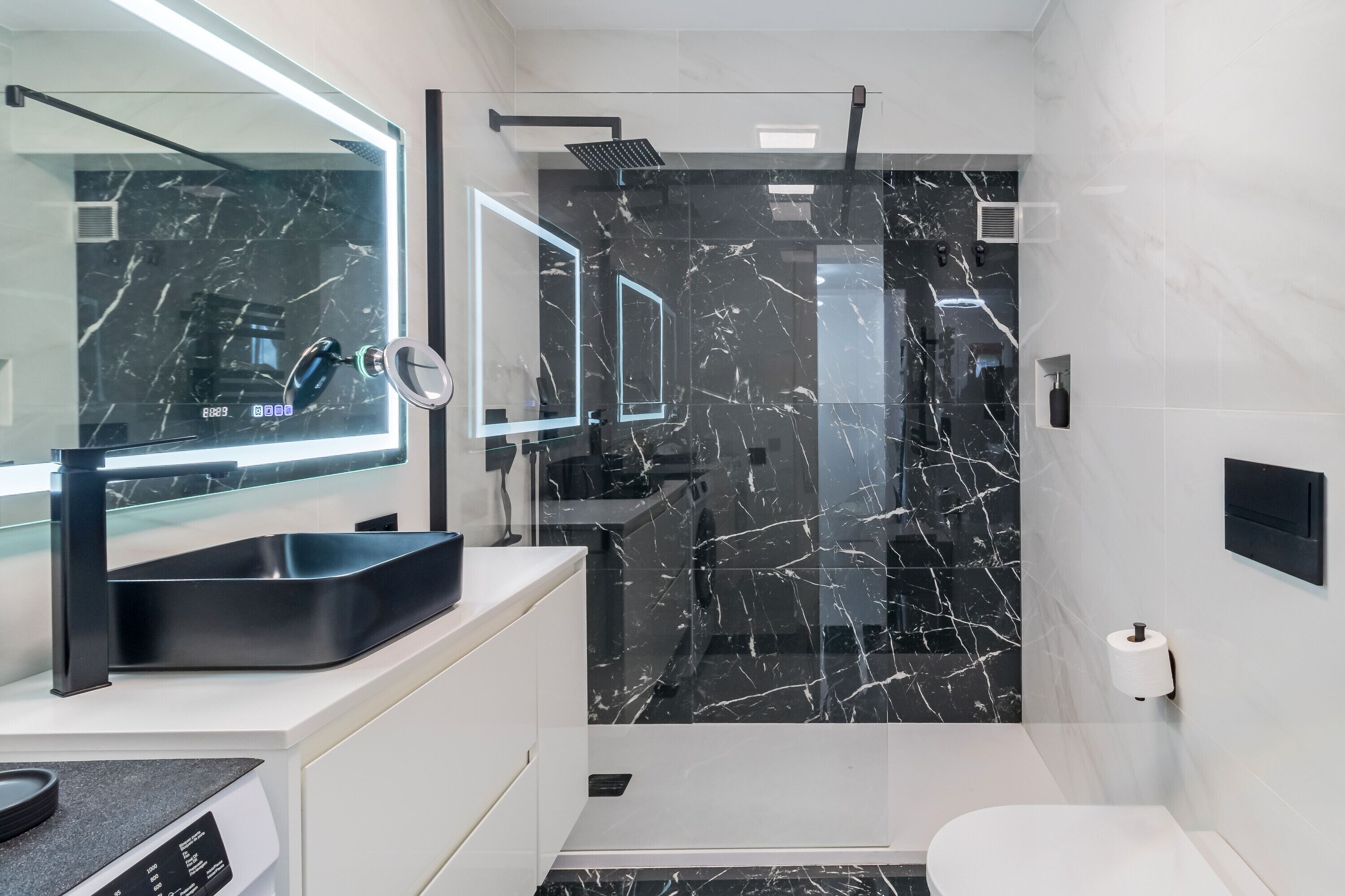 Een douche, een haardroger, handdoeken