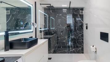 Een douche, een haardroger, handdoeken