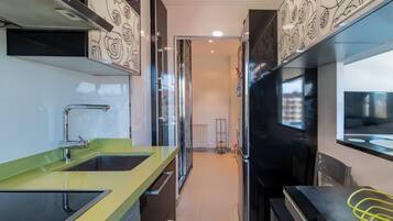 Geladeira, micro-ondas, cooktop, lava-louças