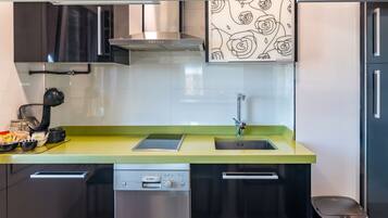 Een koelkast, een microgolfoven, een kookplaat, een vaatwasser