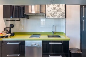 Køleskab, mikrobølgeovn, kogeplade, opvaskemaskine