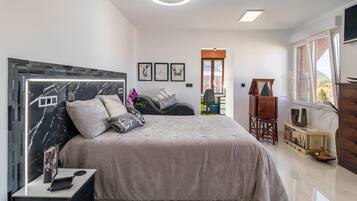 Een strijkplank/strijkijzer, wifi, beddengoed