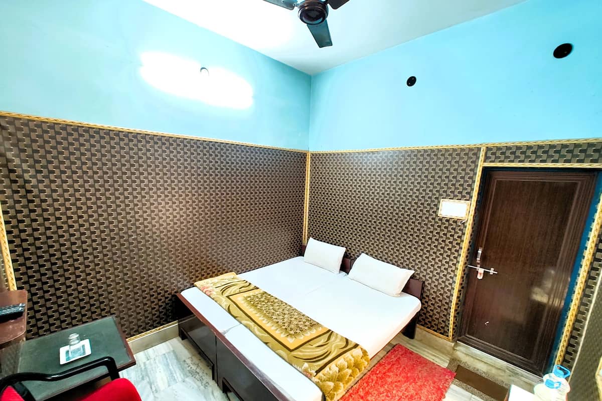 Deluxe Double Room, Air conditioning | Hypo-allergenic bedding, soundproofing, free WiFi, bed sheets