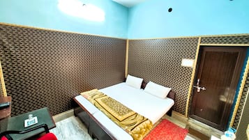 Deluxe Double Room, Air conditioning | Hypo-allergenic bedding, soundproofing, free WiFi, bed sheets