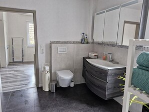 Haartrockner, Handtücher, Seife, Toilettenpapier