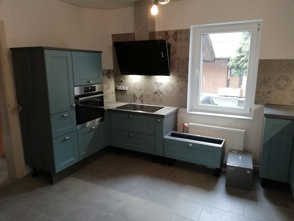 Kühlschrank, Mikrowelle, Ofen, Herdplatte