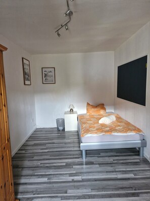 4 Schlafzimmer, Reisekinderbett, WLAN, Bettwäsche