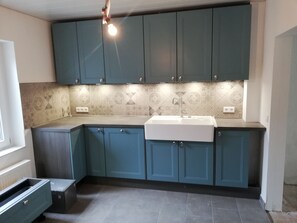 Kühlschrank, Mikrowelle, Ofen, Herdplatte