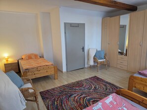 4 Schlafzimmer, Schreibtisch, Reisekinderbett, kostenloses WLAN