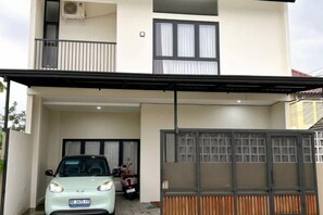 Unclassified image, 2 of 9, button - Emaigi homestay (Depok)