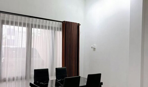 Dining - Emaigi homestay (Depok)