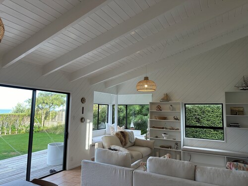 FAMILY FRIENDLY BEACH FRONT BEACH HOUSE WITH KAYAKS, FISHING RODS, TOYS & BOOKS