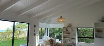 FAMILY FRIENDLY BEACH FRONT BEACH HOUSE WITH KAYAKS, FISHING RODS, TOYS & BOOKS