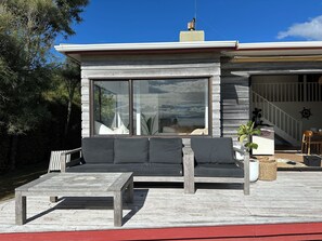 Terrace/patio - FAMILY FRIENDLY BEACH FRONT BEACH HOUSE WITH KAYAKS, FISHING RODS, TOYS & BOOKS (Patons Rock)