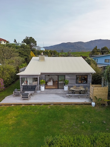 FAMILY FRIENDLY BEACH FRONT BEACH HOUSE WITH KAYAKS, FISHING RODS, TOYS & BOOKS
