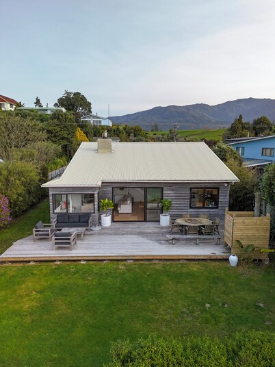 FAMILY FRIENDLY BEACH FRONT BEACH HOUSE WITH KAYAKS, FISHING RODS, TOYS & BOOKS