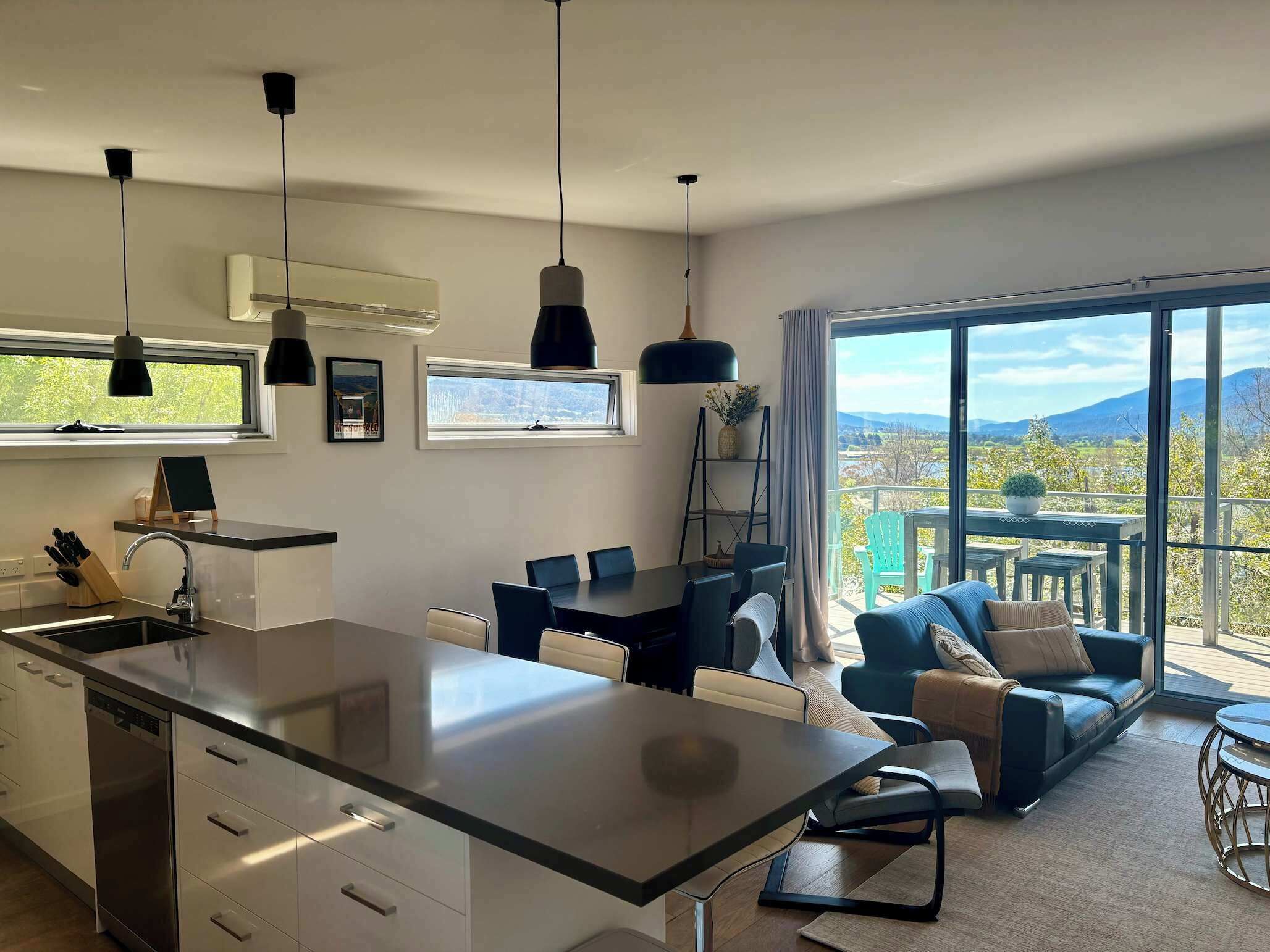 Een televisie en een open haard