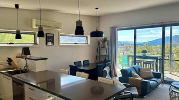 Een televisie en een open haard