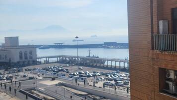 Deluxe-Doppel- oder -Zweibettzimmer, Balkon, eingeschränkter Meerblick | Kostenloses WLAN