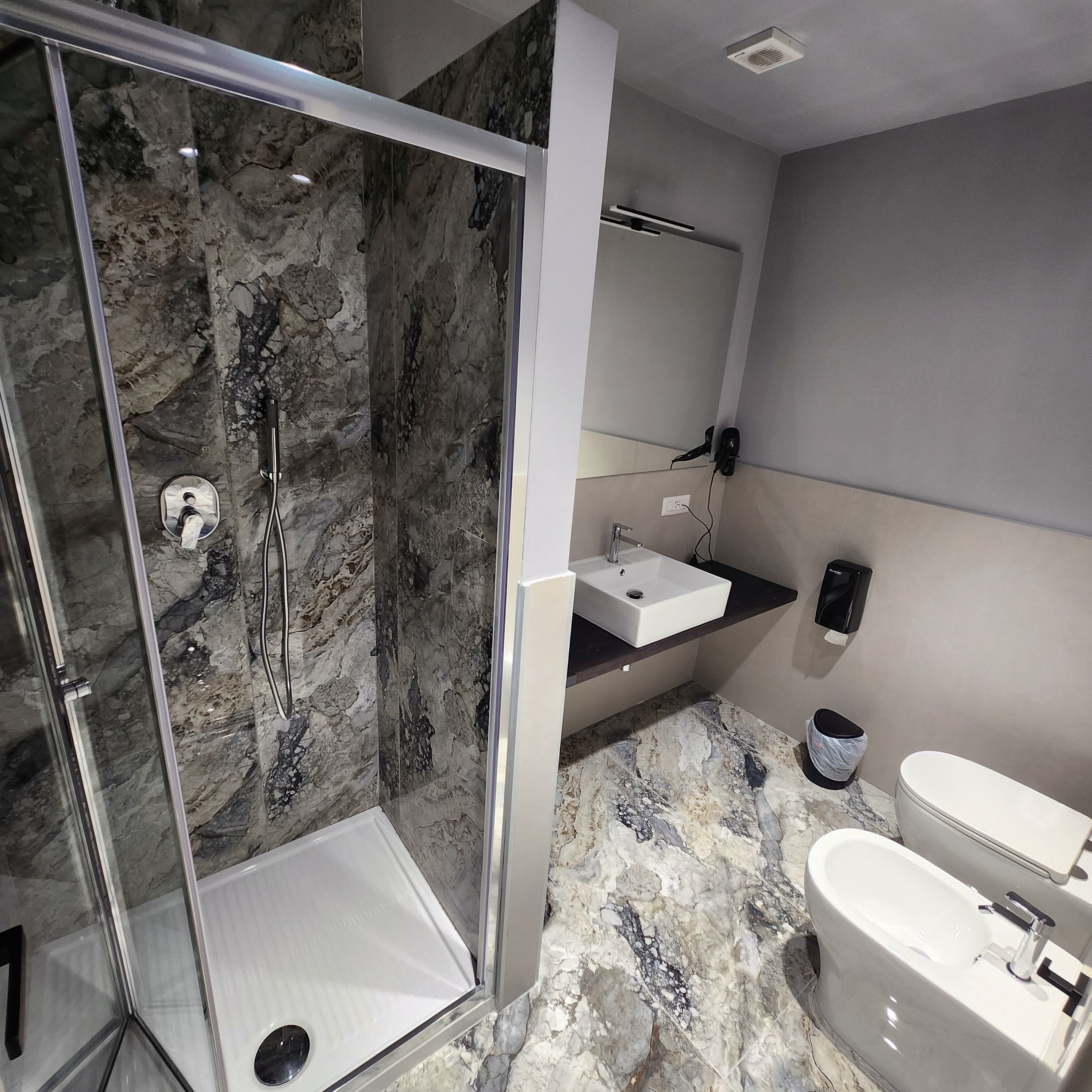 Panorama kamer, 1 twee- of 2 eenpersoonsbedden, balkon, uitzicht op zee | Badkamer | Een douche, handdoeken, zeep, toiletpapier