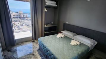 Camera panoramica con letto matrimoniale o 2 letti singoli, balcone, vista mare | Wi-Fi gratuito