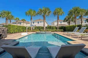 Outdoor pool, sun loungers - Disney Retreat at Encore Resort (Kissimmee)